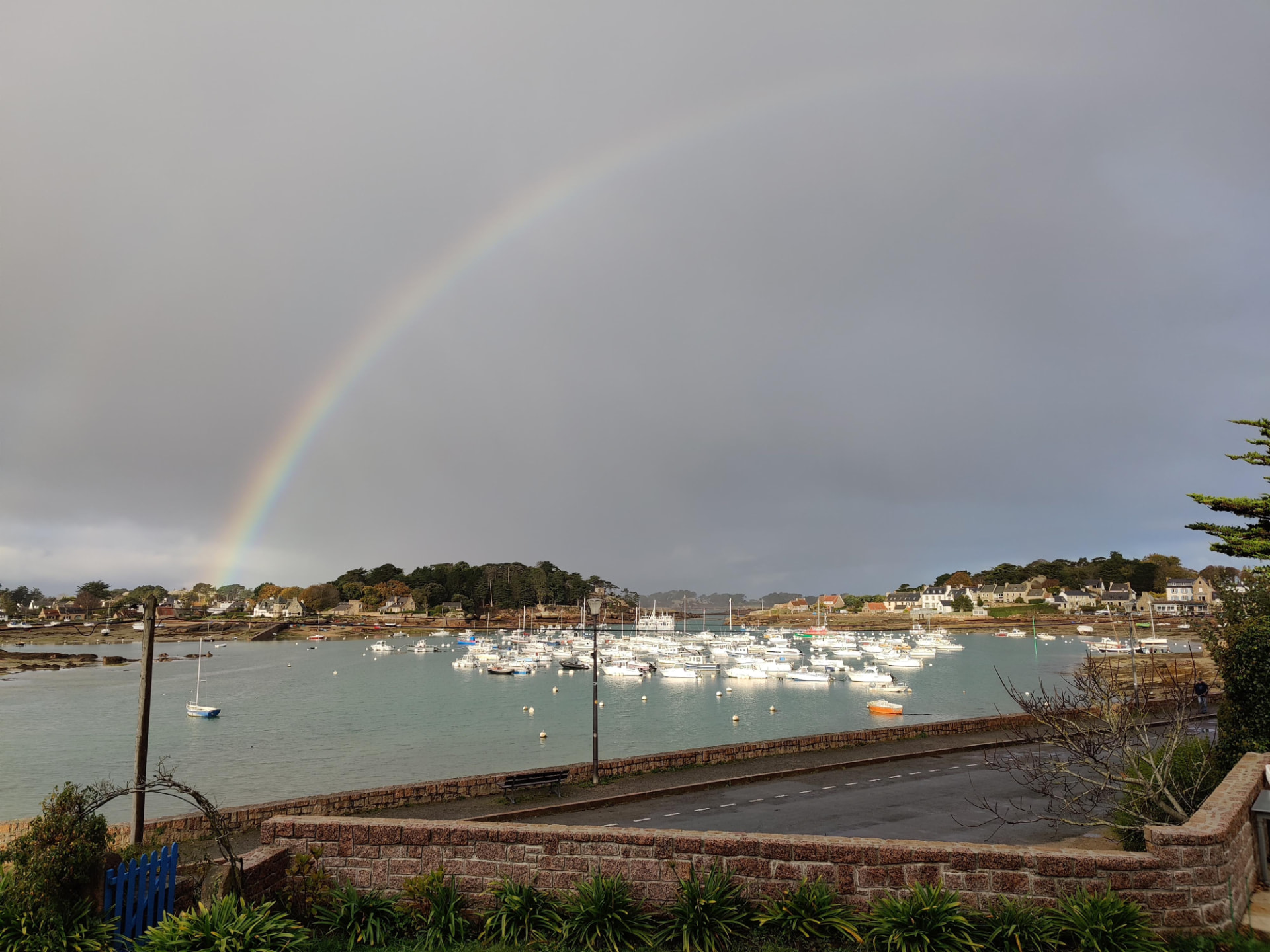 Arc-en-ciel au-dessus du port