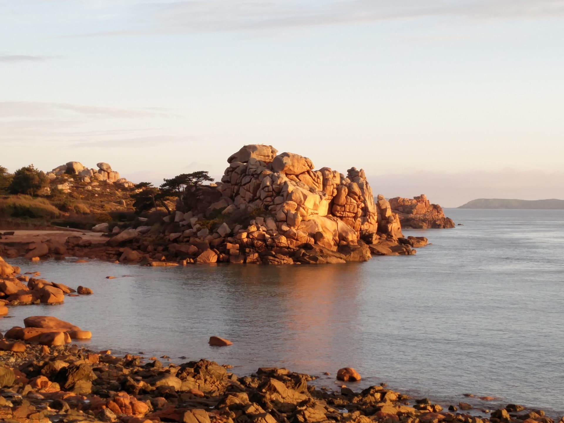 Rochers de granit rose dans la lumière du soir